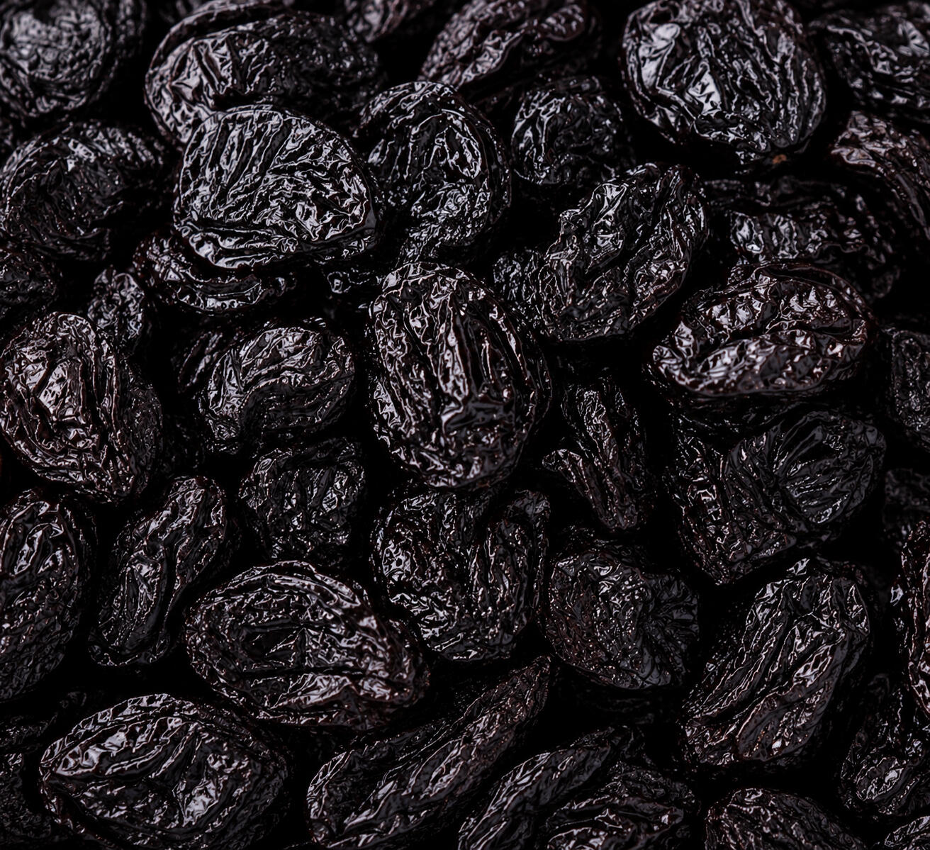Prune uscate pregătite pentru export și distribuție internațională